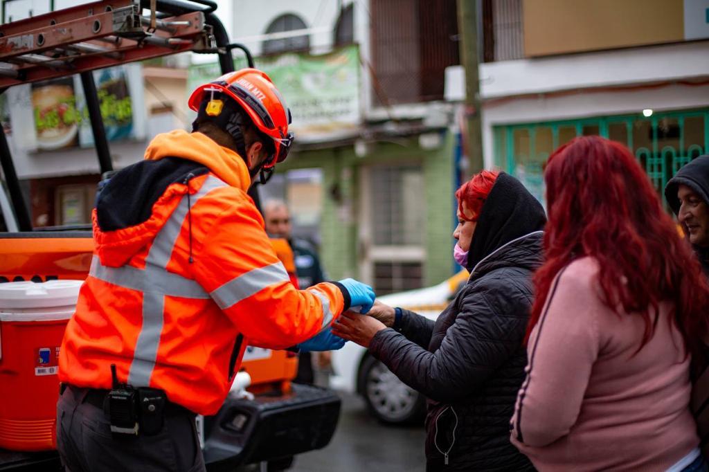 Reparte elementos de protección civil de Guadalupe chocolate caliente